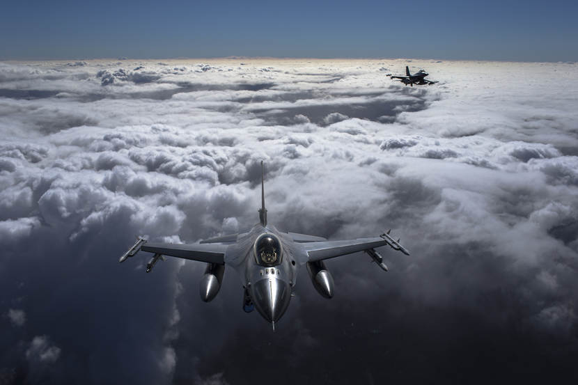 2 F-16's boven de wolken.