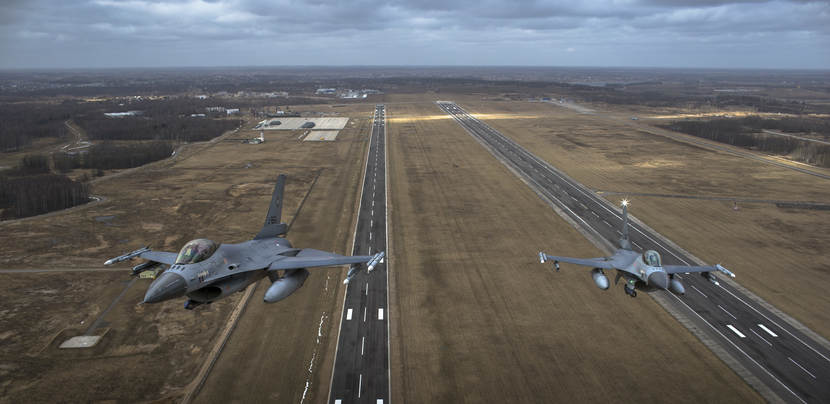 2 F-16's stijgen op.