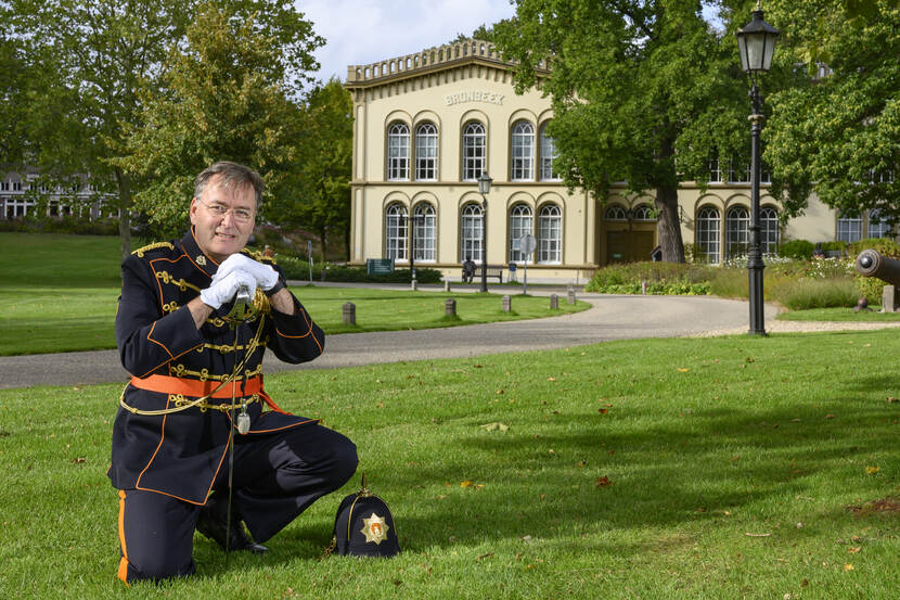 Aarnout Mijling in ceremonieel tenue Regiment van Heutsz op Landgoed Bronbeek.