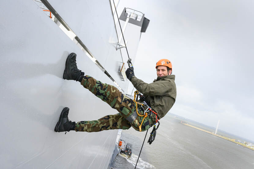 Wouter Nijenhuis tijdens abseilen van Zr.Ms. Karel Doorman.