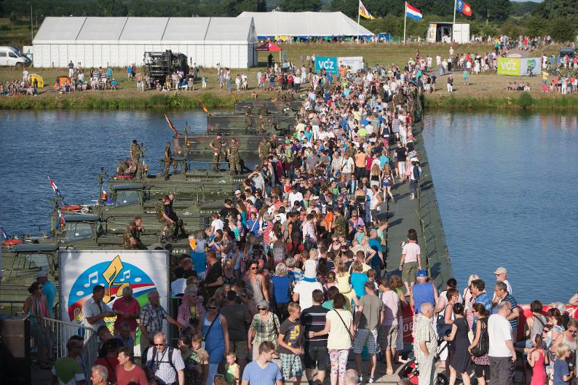 Tienduizenden wandelaars steken de brug over naar de Limburgse oever.