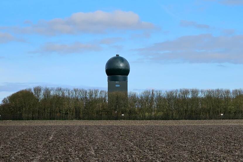 De SMART-L-radar met koepel.