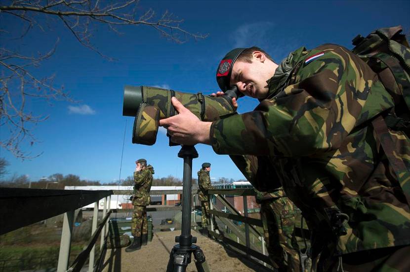Reservisten bewaken een afgesloten weg tijdens de NSS in Den Haag.