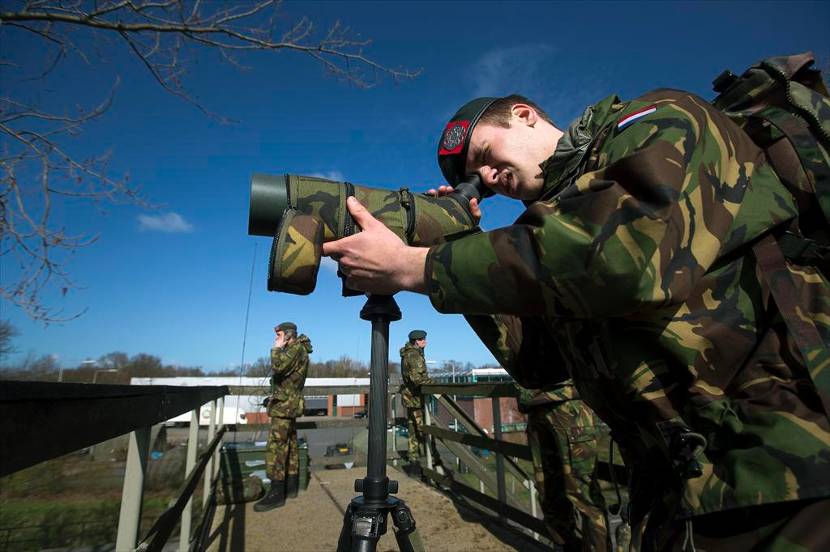 Reservisten bewaken een afgesloten weg tijdens de NSS in Den Haag.