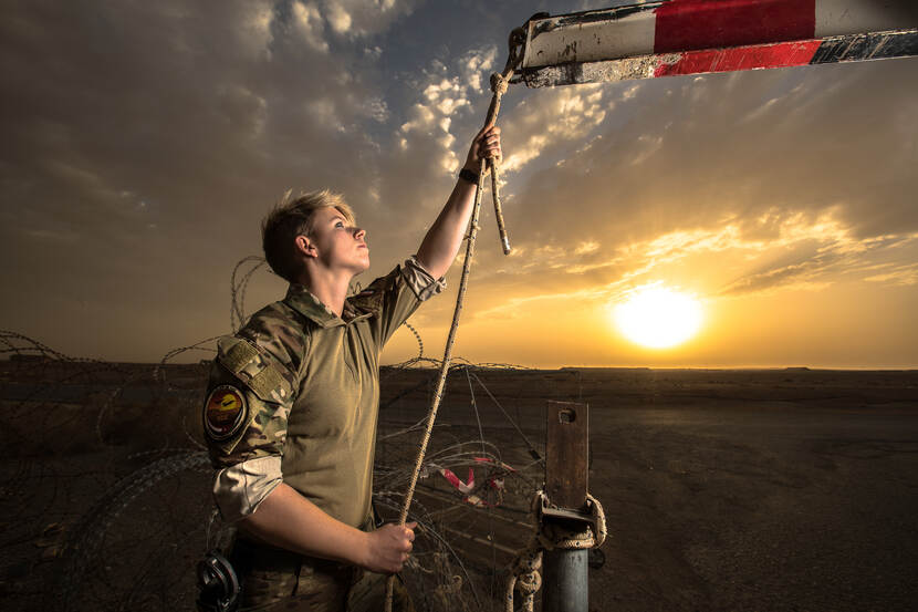 Een luchtmachtmilitair houdt een touw vast.