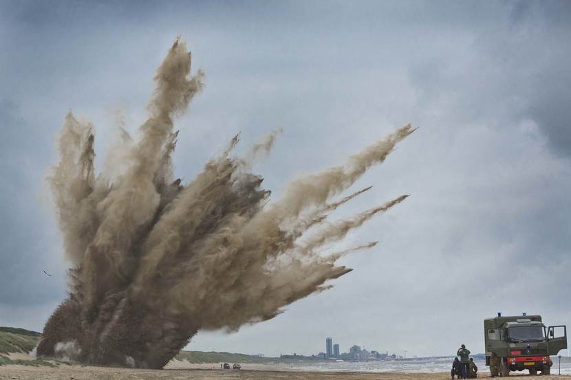 Bomontploffing op het strand.