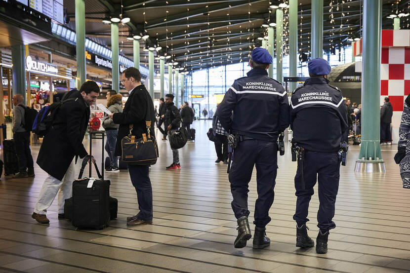 Marechaussees op Schiphol.