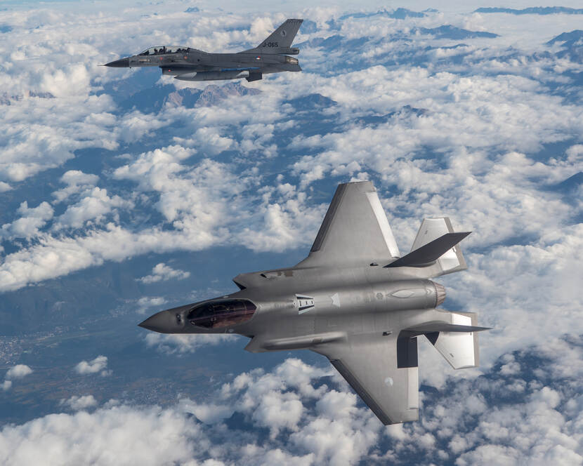 F-35 en F-16 in de lucht.