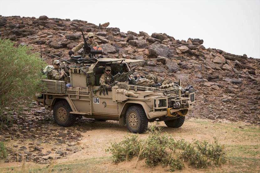 Een Mercedes-Benz met soldaten.