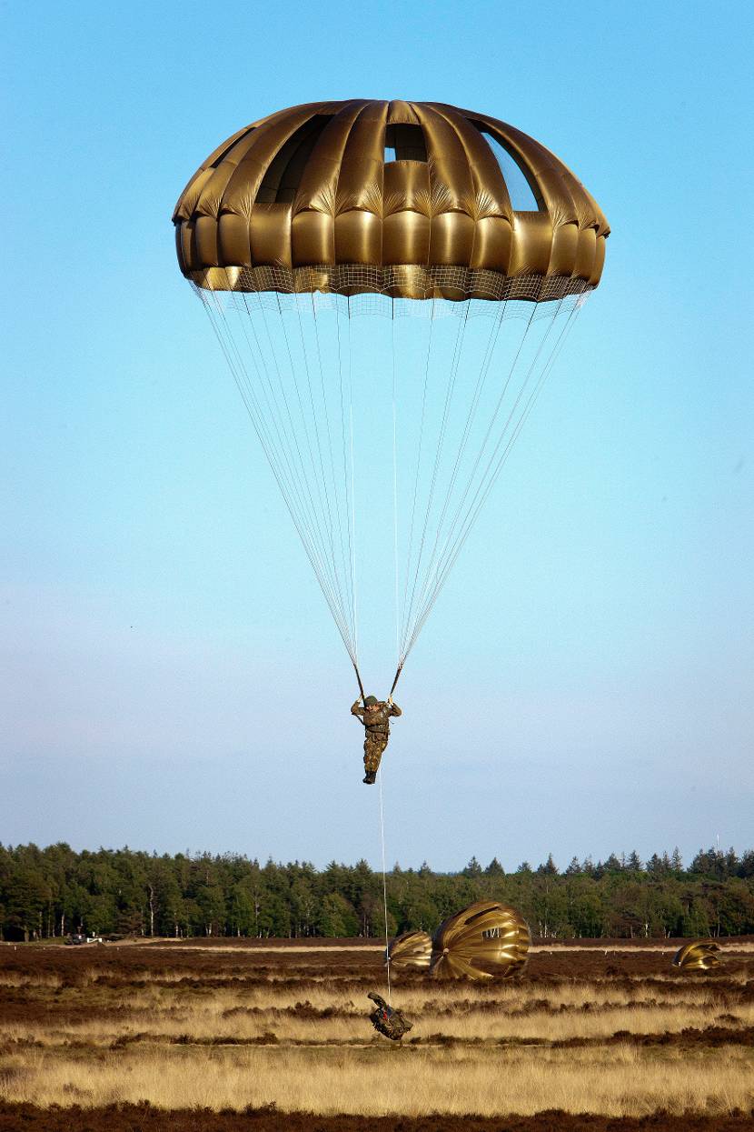 Paradrop van luchtmobiele infanteristen.