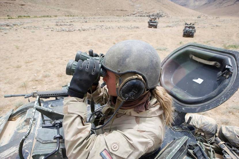 Vrouwelijke militair op missie.