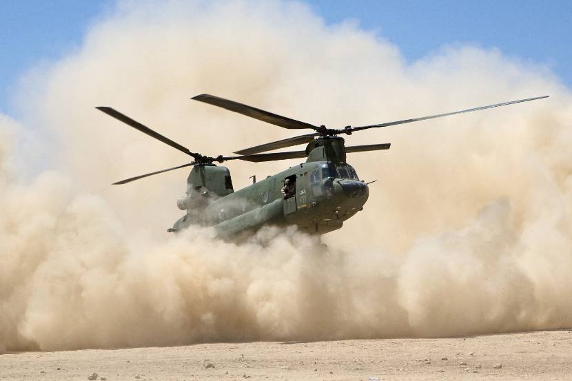 Chinook-transporthelikopter veroorzaakt brown-out.