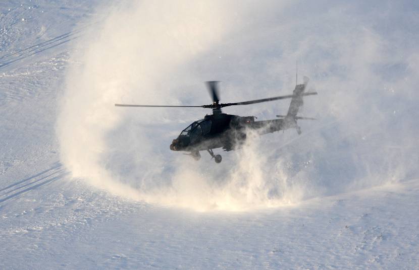 Apache-gevechtshelikopter veroorzaakt white-out.