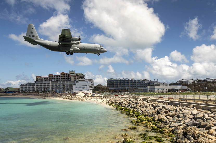 C-13 Hercules vlak voor de landing op Sint Maarten.