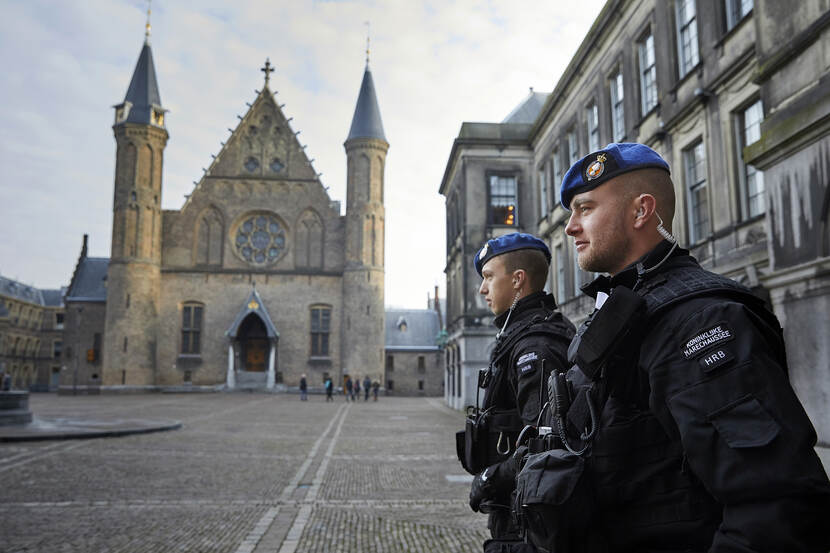 2 marechaussees bewaken het Binnenhof in Den Haag.