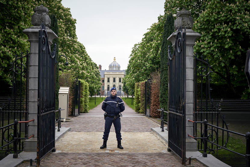 Marechaussee staat voor Paleis Huis ten Bosch.