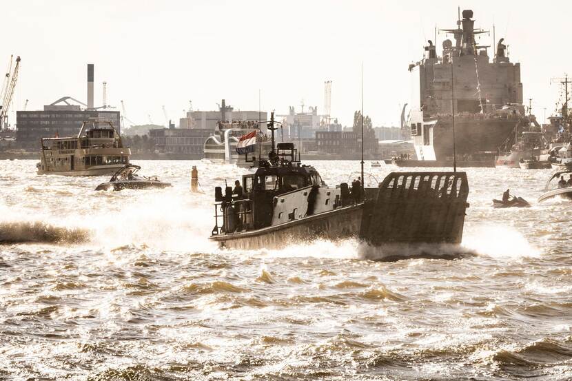 Demonstraties van marineschip en kleinere vaartuigen op de Maas in Rotterdam.