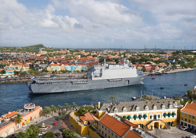 Zr.Ms. Rotterdam loopt de haven van Curaçao binnen.