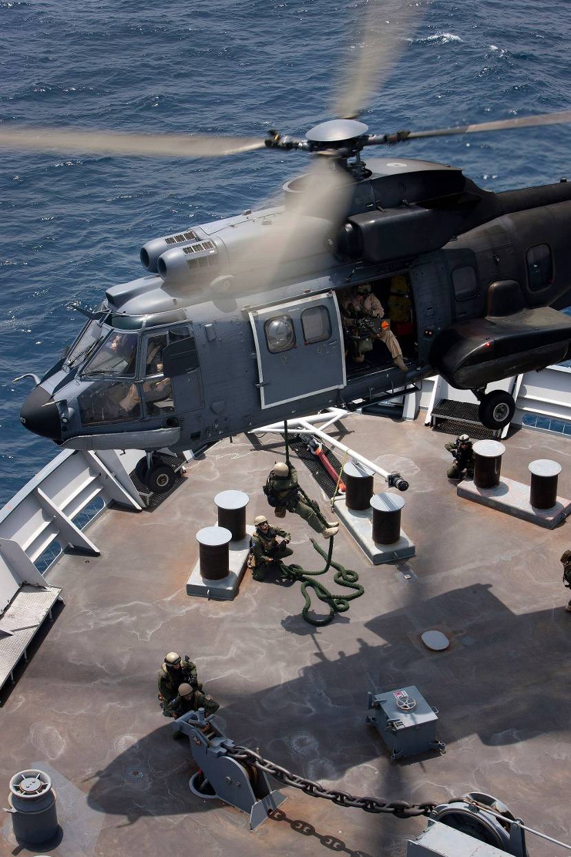 Cougar-transporthelikopter landt op dek marineschip.
