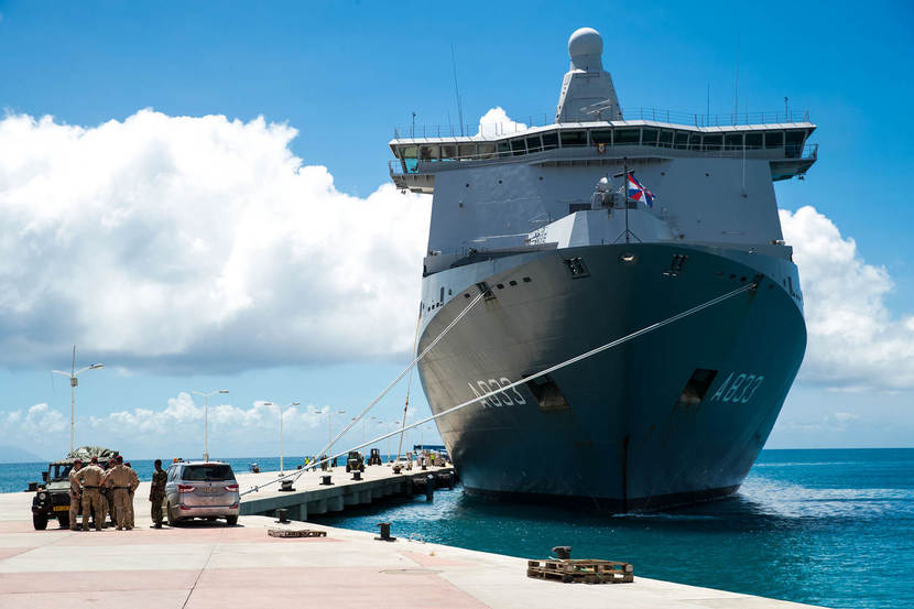 Zr.Ms. Karel Doorman aan de kade in Sint Maarten.