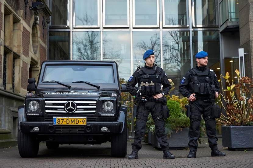 2 marechaussees van een peloton Hoog Risico Beveiliging bewaken een gebouw.