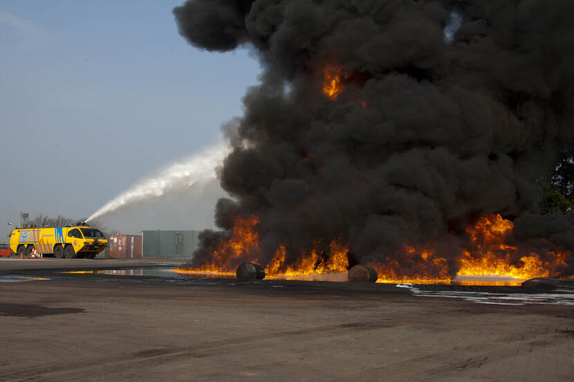 E-One Titan-crashtender bestrijdt een brand op een trainingscentrum.