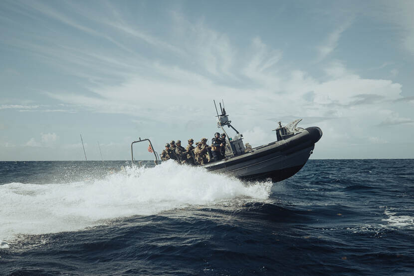 Een RHIB-motorboot op zee.