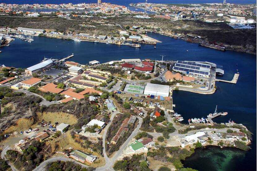 Luchtfoto van de marinekazerne in Parera (Curaçao).