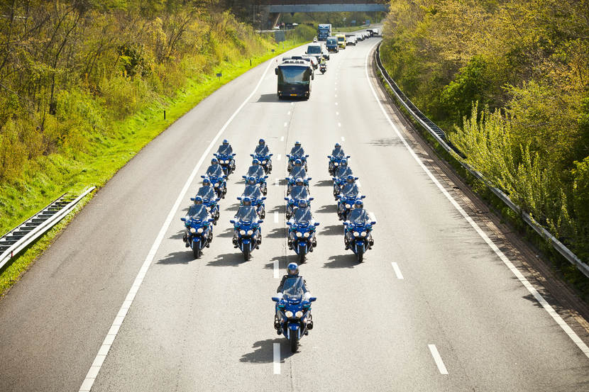 Motor ere-escorte met 17 motoren van de marechaussee.