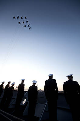 10 F-16's van de luchtmacht vliegen over het IJ tijdens de troonwisseling in 2013.