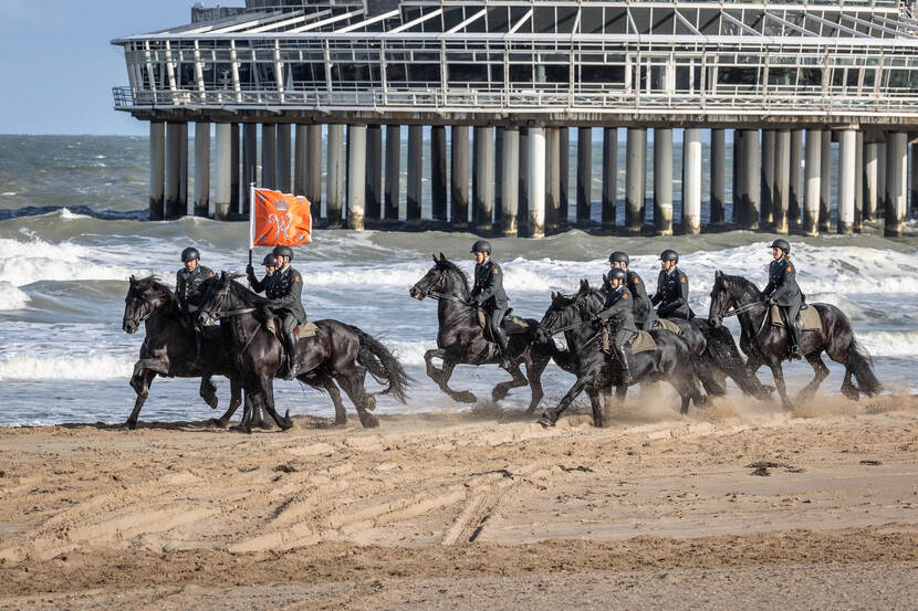 Militairen oefenen op paarden voor Prinsjesdag op het strand van Scheveningen.