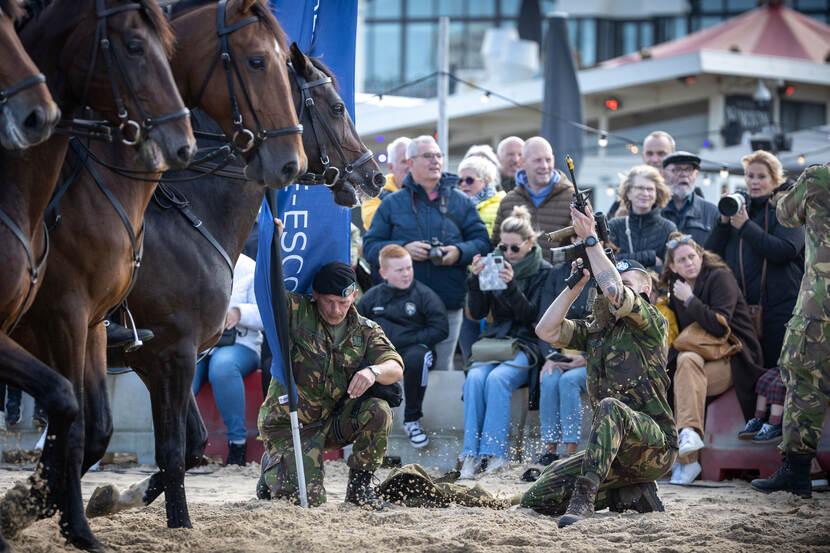 Tijdens het oefenen met paarden op het strand wordt ook geschoten.