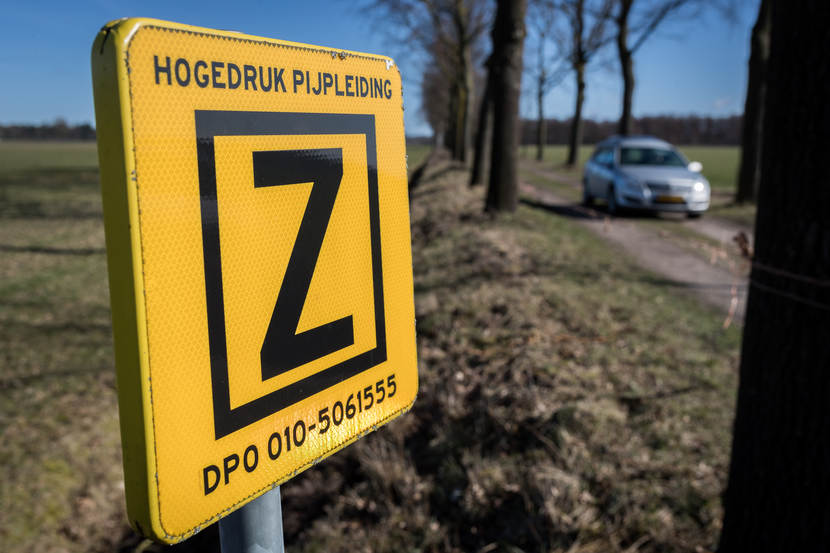 Waarschuwingsbord ligging hogedruk pijpleiding. Tekst op bord: hogedruk pijpleiding Z DPO 010-5061555.