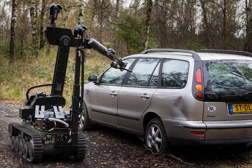 Explosievenrobot tEODor verkent een auto op het oefenterrein in Riel (2014).