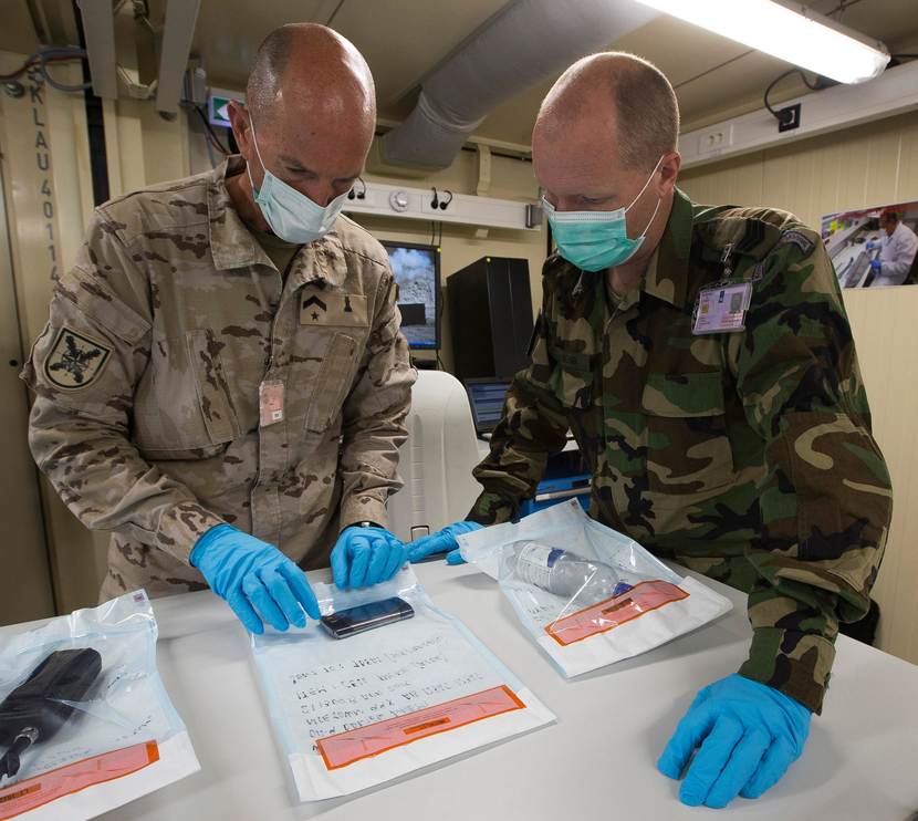 2 militairen onderzoeken verdachte telefoon.