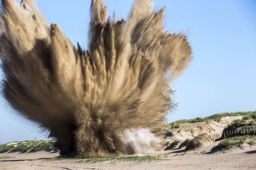 Gecontroleerde ontploffing door de EOD van 2 Amerikaanse vliegtuigbommen uit de Tweede Wereldoorlog op het strand bij Bloemendaal (2015).