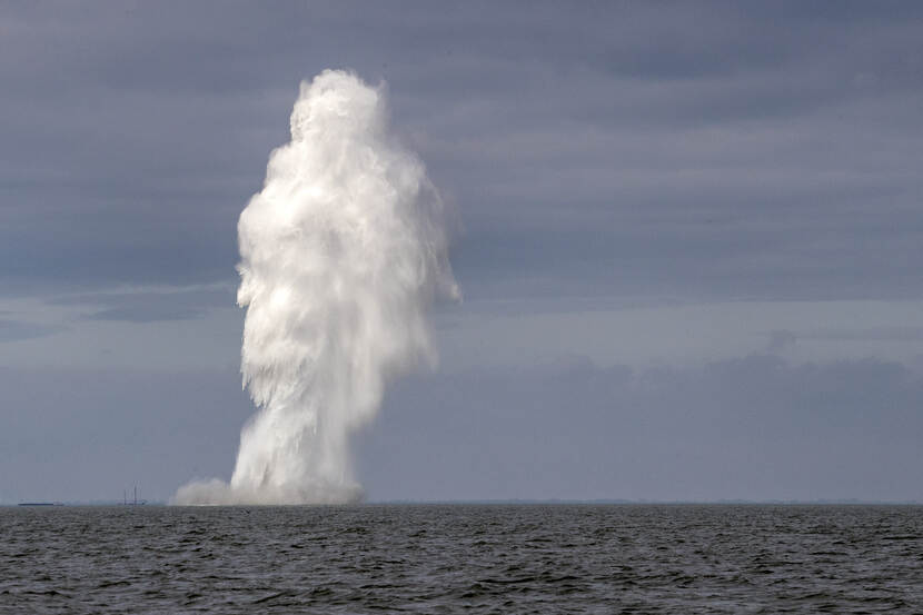 Ontploffing explosief op zee.