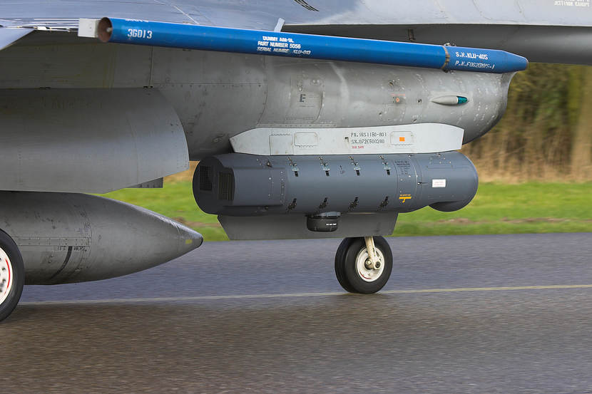 Een RecceLite onder een Nederlandse F-16.