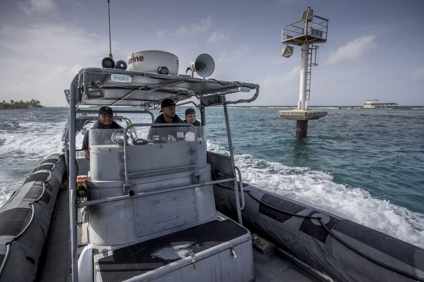 3 leden van de Kustwacht Caribisch Gebied in een boot.