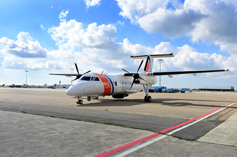 Een Dash-8-patrouillevliegtuig op de landingsbaan.