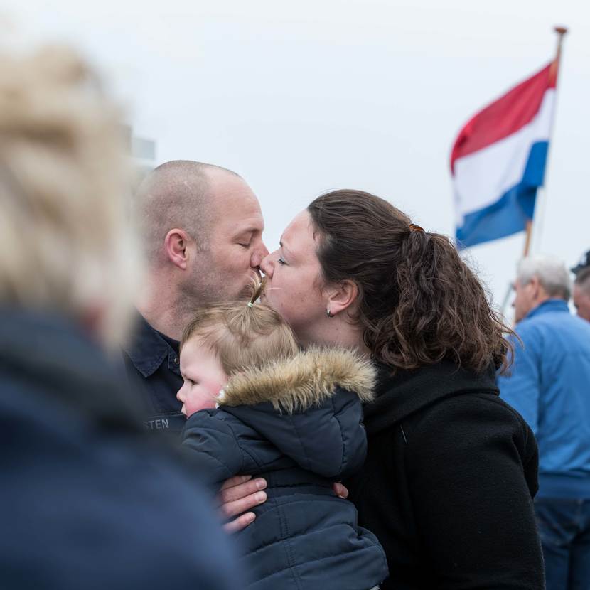 Militair kust vrouw en kind bij vertrek.