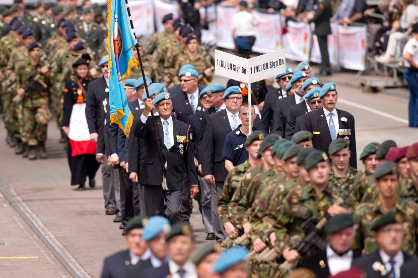 Veteranen defileren tijdens Veteranendag 2014.