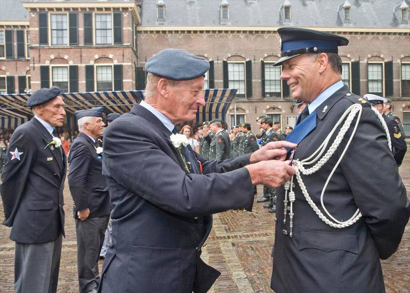 Uitreiking van onderscheidingen op de Veteranendag.