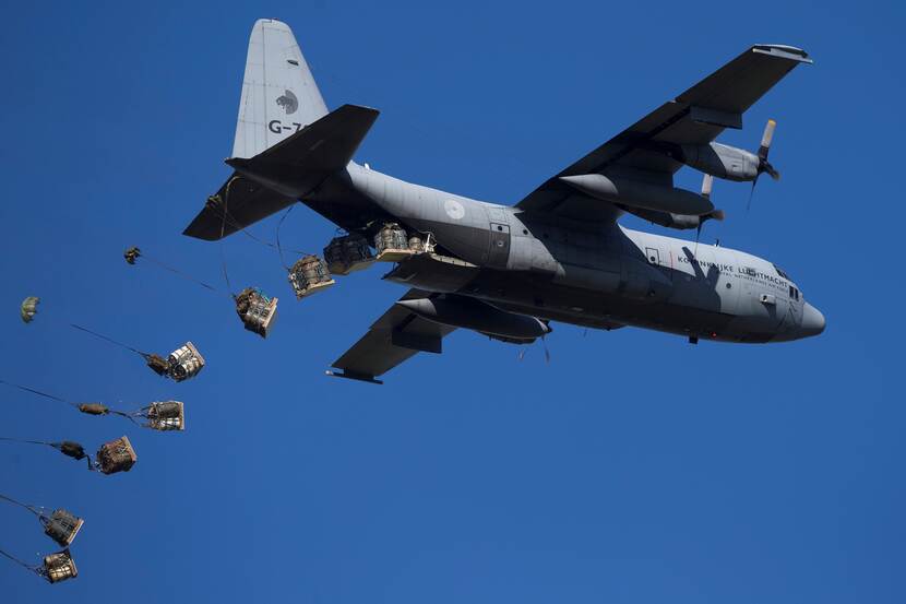 Een C-130 Hercules-transportvliegtuig dropt vracht.