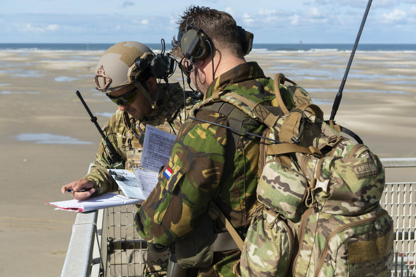 2 militairen meten het geluid tijdens een oefening op Vliehors Range.