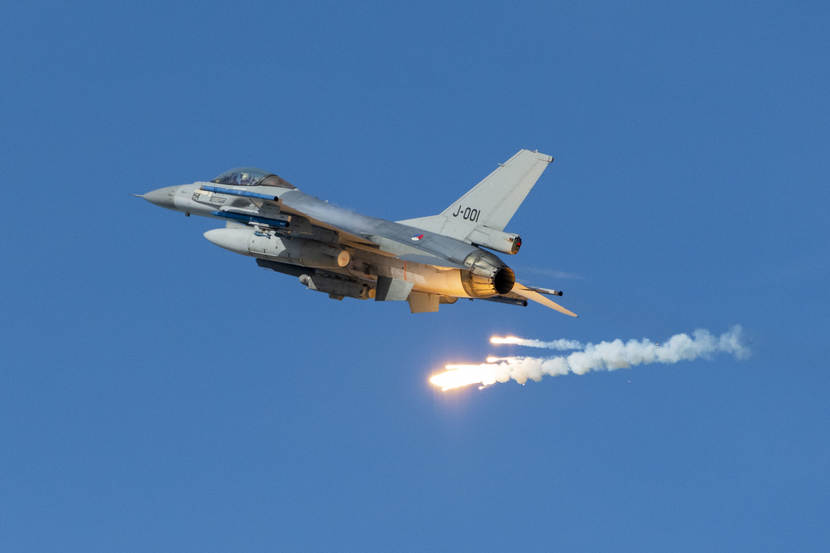 Een F-16 lanceert bom tijdens oefening.