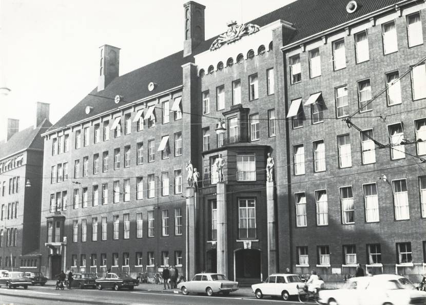 Het ministerie van Defensie aan de kant van de Kalvermarkt (1968).