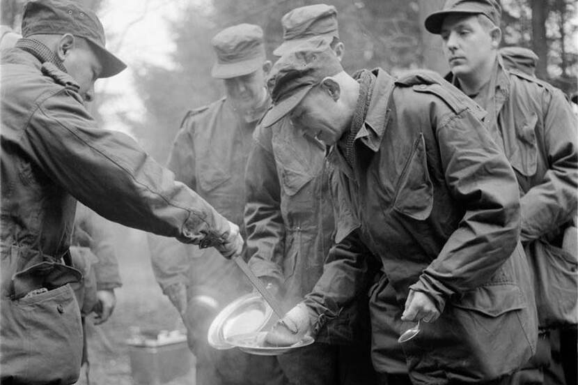 Militaire historie: militairen krijgen eten en drinken in het veld.