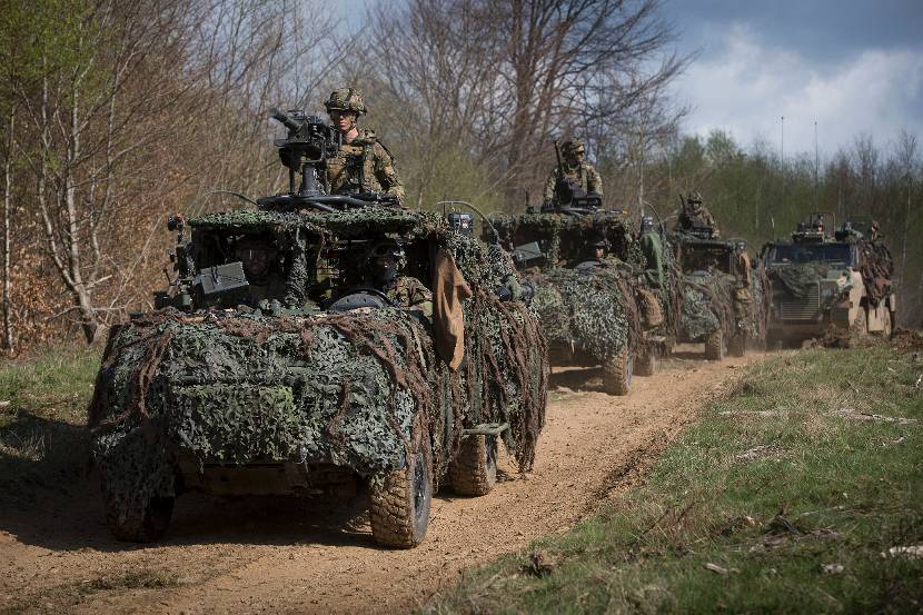 17 Pantserinfanteriebataljon in konvooi met Mercedes-Benz-terreinwagens en een Bushmaster in het Franse La Courtine, 2015.