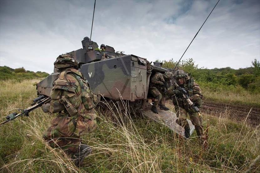 Infanteristen verlaten een CV90-infanteriegevechtsvoertuig.